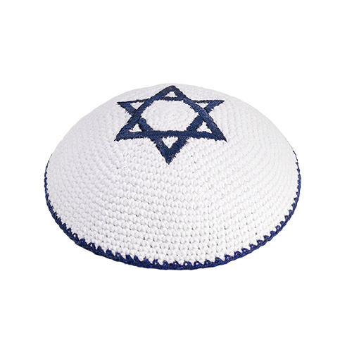 כיפה סרוגה לבנה רקמה מגן דוד ופס מסגרת בכחול כה