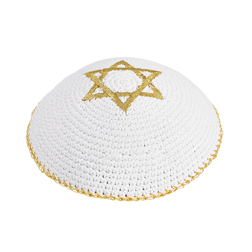 כיפה סרוגה 16 ס״מ לבן עם רקמה זהב מגן דוד