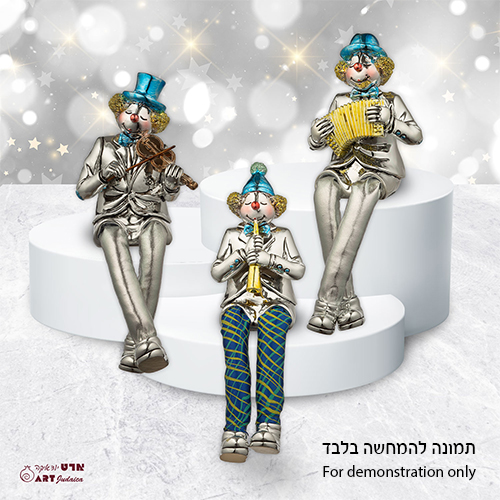 ליצן יושב מפוליריזן מוכסף עם רגלי בד מנגן בקלרינט