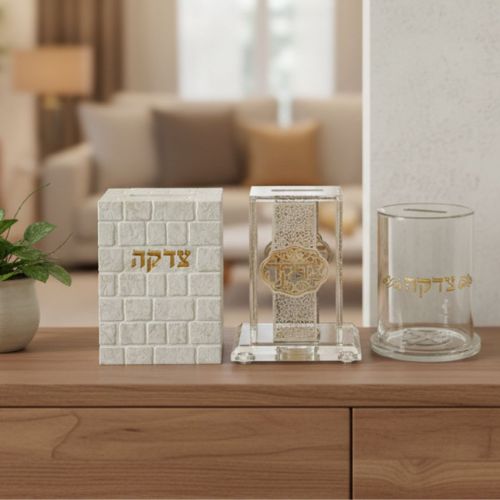 קופת צדקה מאקריליק שקוף 12.5×10 ס״מ