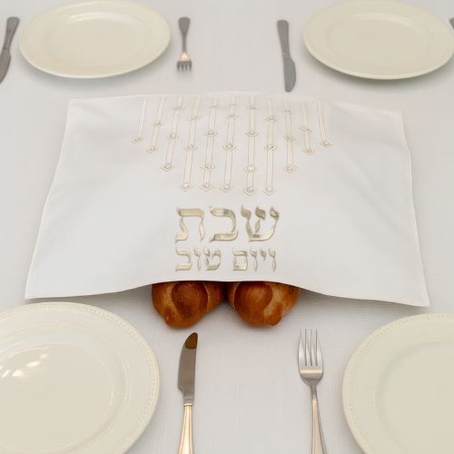 כיסוי חלה מהודר דמוי עור לבן עם ריקמה ואותיות בולטות 42×52 ס״מ