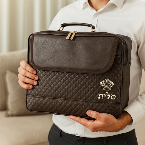 תיק טלית גדול גוון חום כהה דמוי עור מפואר אותיות בולטות "כתר" 43×36 ס״מ