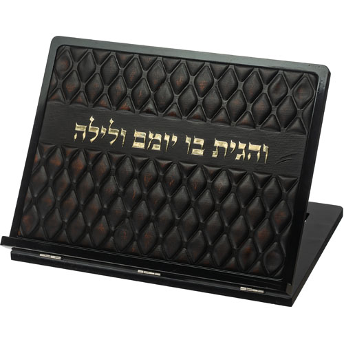 שטנדר מעץ עם פלקטה דמוי עור ואותיות בולטות 38×30 ס״מ