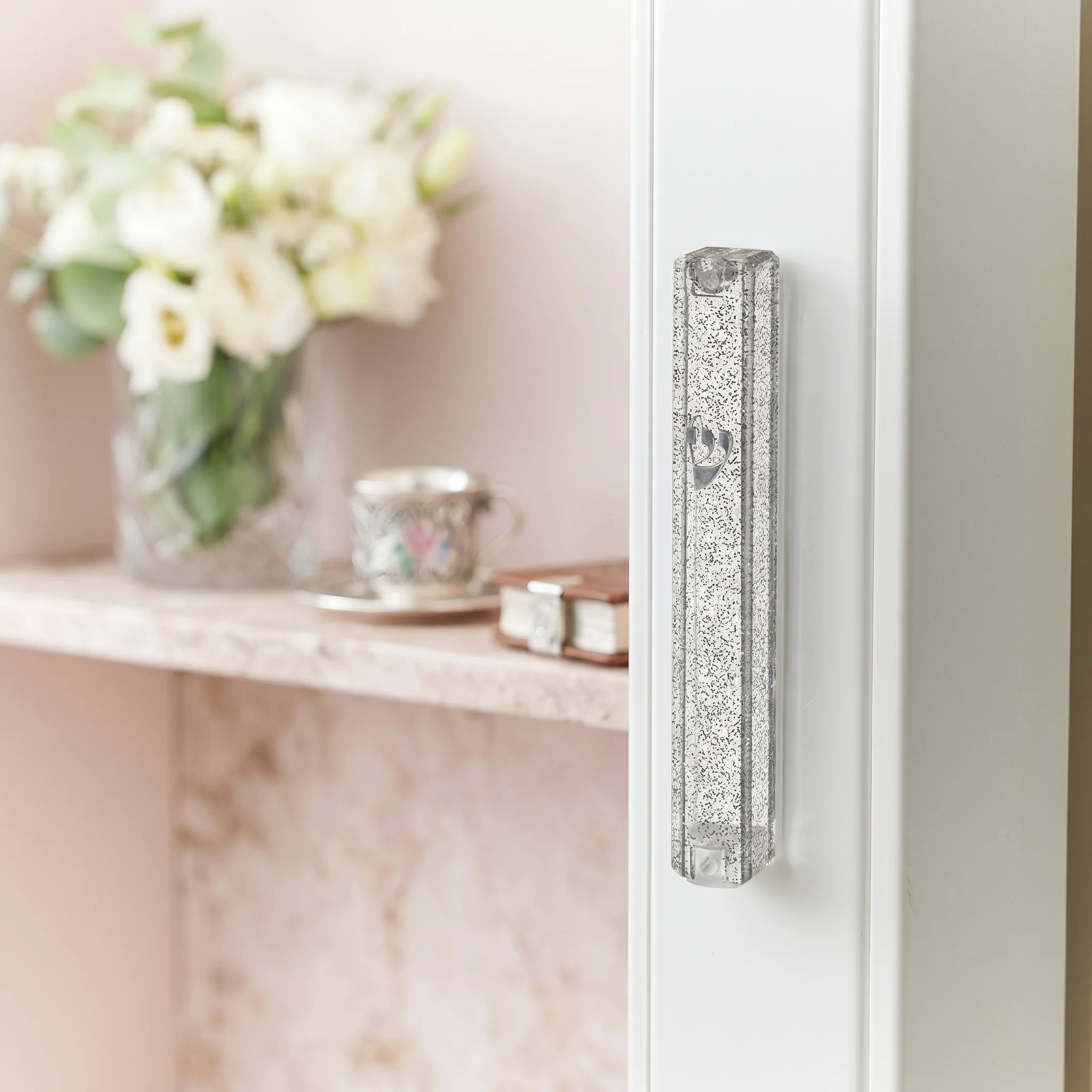 מזוזה פלסטיק כסף כהה מנוקד 20 ס״מ "ש" כסף עם פקק גומי