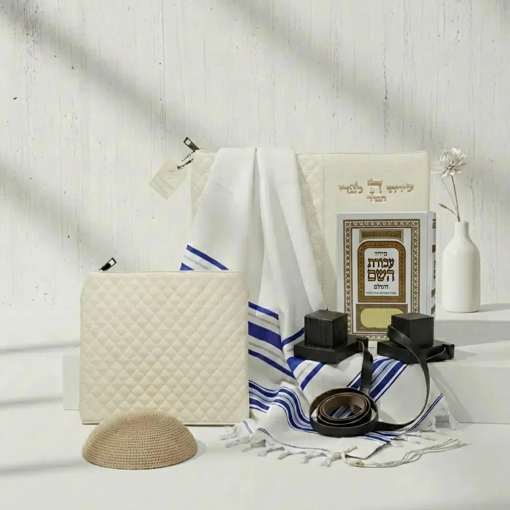 סט טלית תפילין דמוי עור לבן אותיות בולטות "שיויתי" זהב 31×38 ס״מ