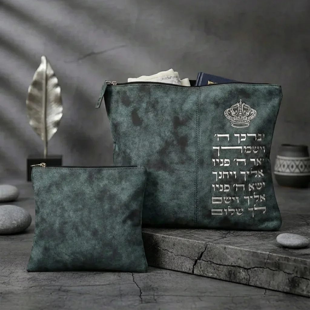 סט טלית תפילין דמוי עור "יברכך" 36×29 ס״מ