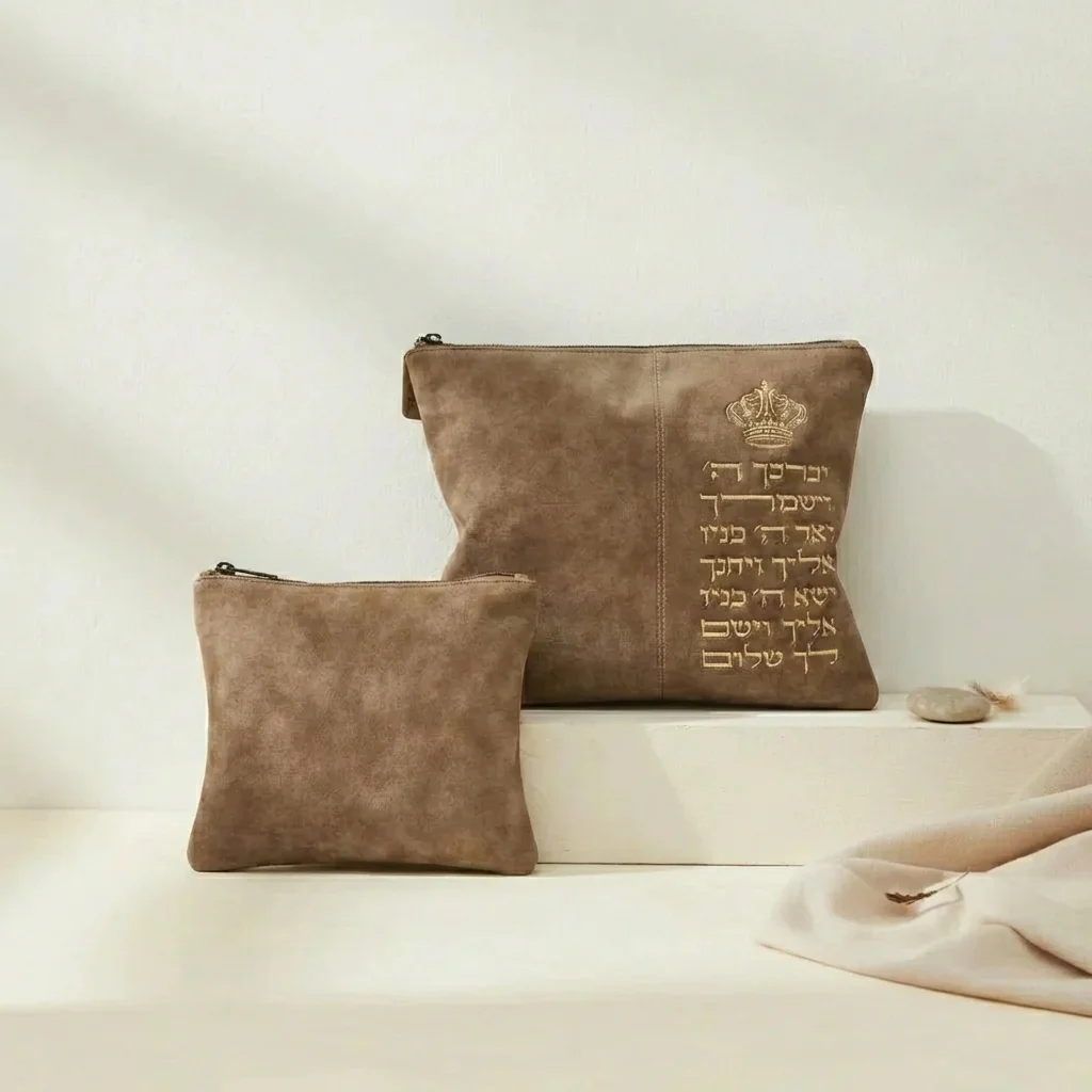 סט טלית תפילין דמוי עור "יברכך" 36×29 ס״מ