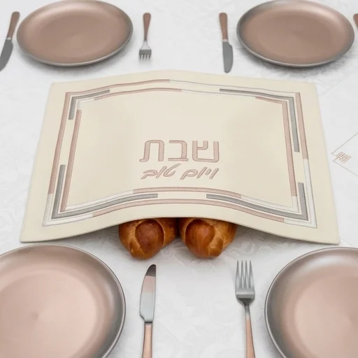 כיסוי חלה מהודר דמוי עור לבן עם רקמה 45×55 ס״מ