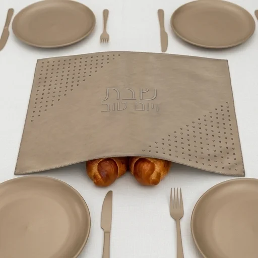 כיסוי חלה דמוי עור ניטים זהב 61×45 ס״מ