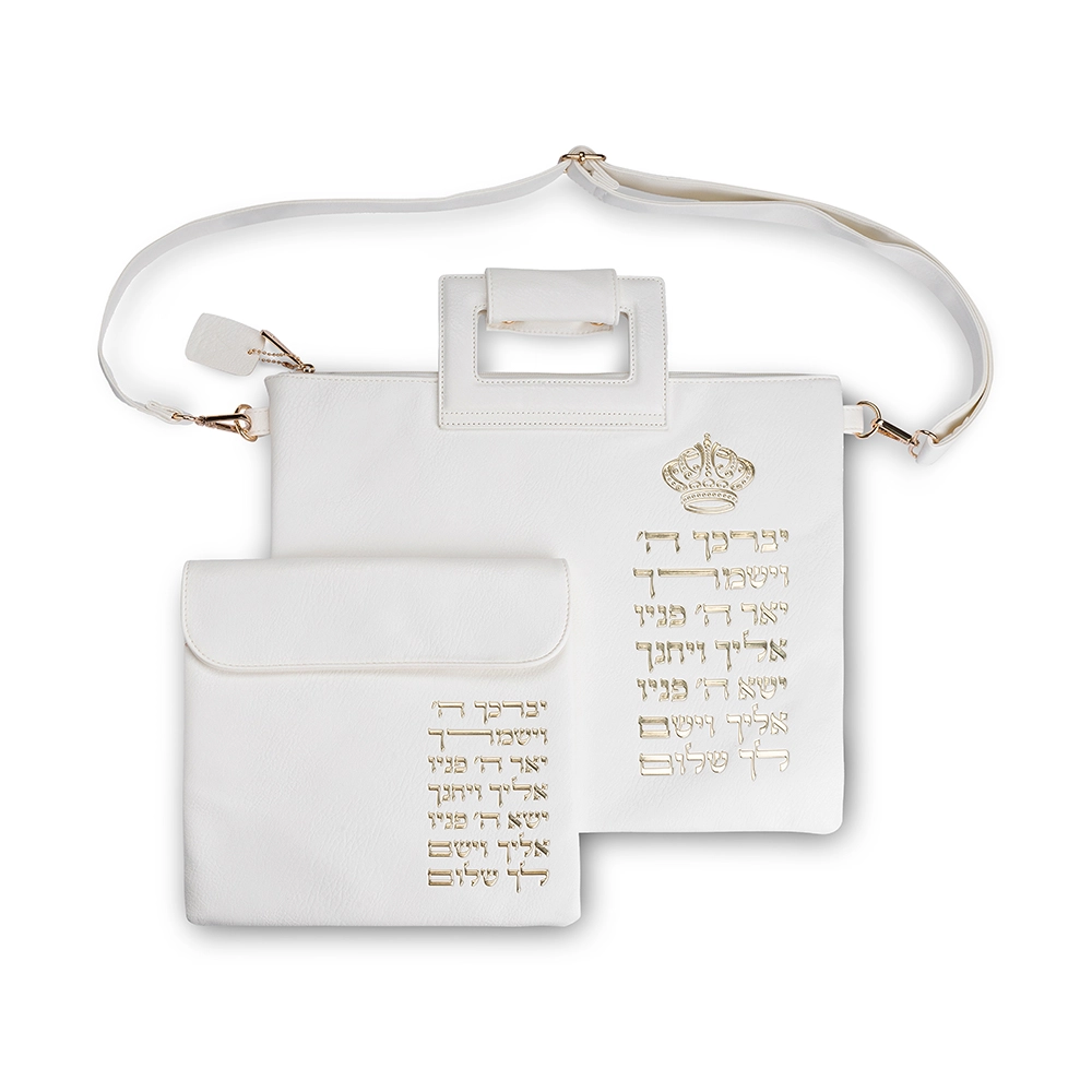 תיק מפואר לטלית דמוי עור לבן אותיות בולטות 38×31 ס״מ
