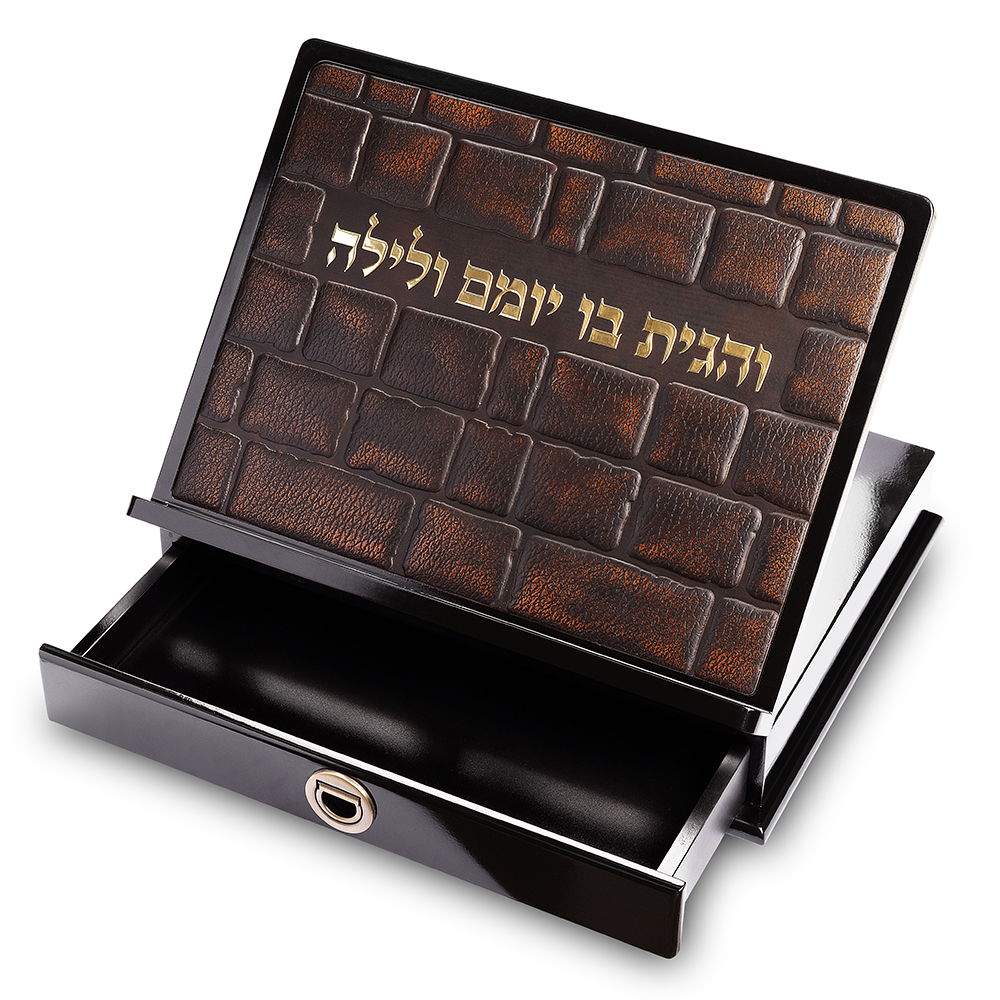 שטנדר מעץ עם פלקטה דמוי עור וומגירה 38×30 ס״מ