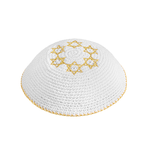כיפה סרוגה 16 ס״מ לבן 6 מגיני דוד זהב