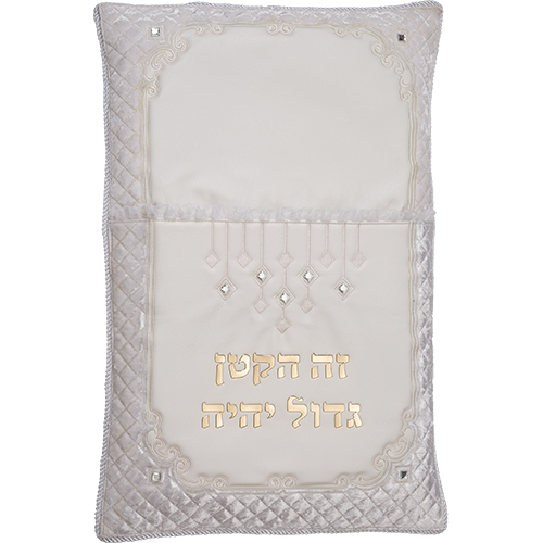 כרית מהודרת לברית דמוי עור עם אותיות בולטות 74×50 ס״מ