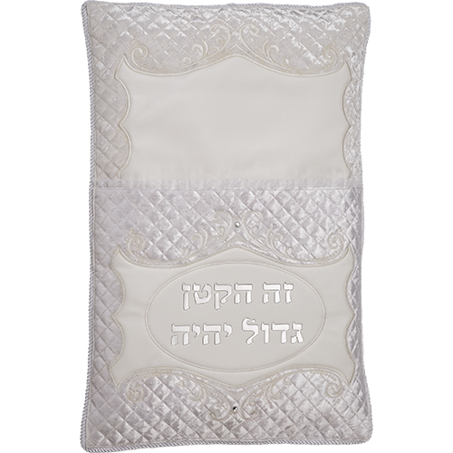 כרית מהודרת לברית דמוי עור עם אותיות בולטות 74×50 ס״מ
